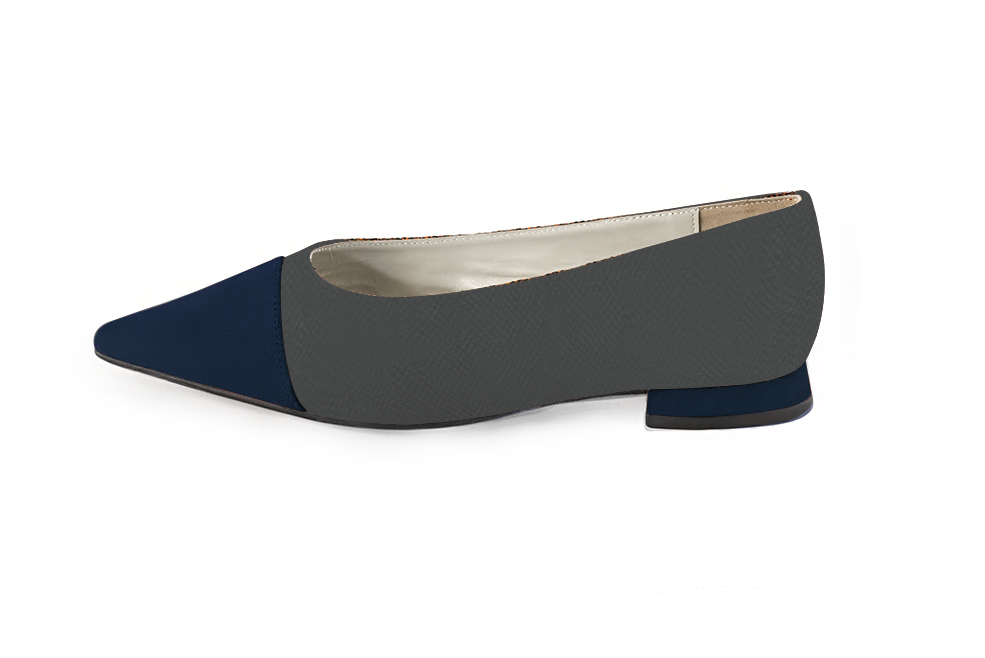 Midnight blue and dark grey women's dress pumps, with a round neckline. Pointed toe. Flat block heels. Profile view - Florence KOOIJMAN